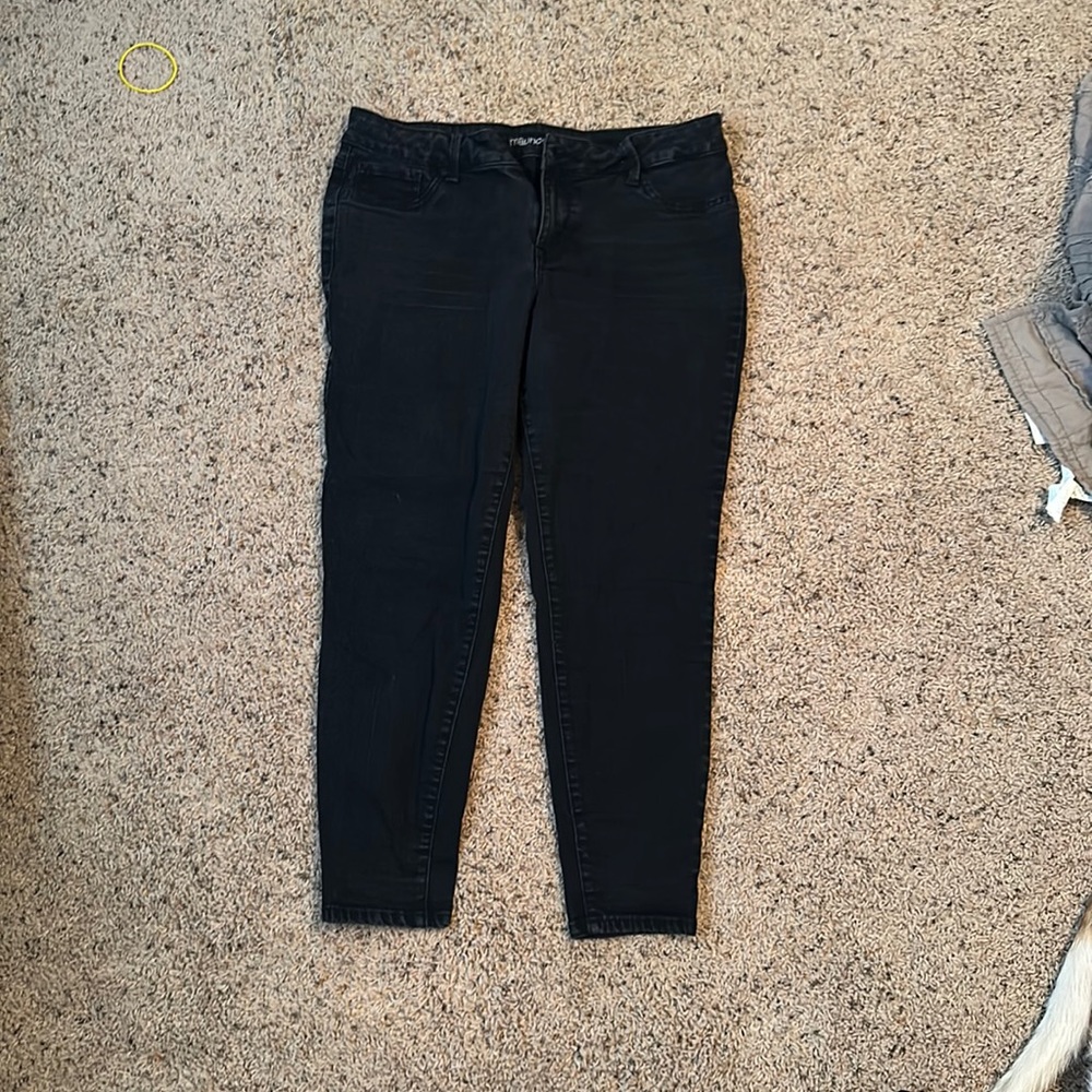 Jeans- black- ankle cut- from Maurice’s- size Xl- fits like a 33-34